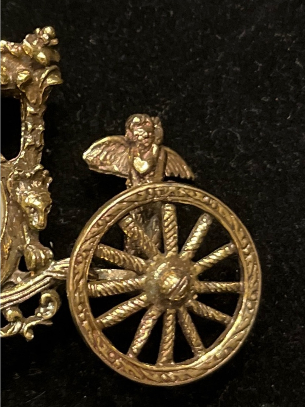 Vintage Gold-Tone Carriage Brooch with Red Rose Dial - Picture 5 of 7
